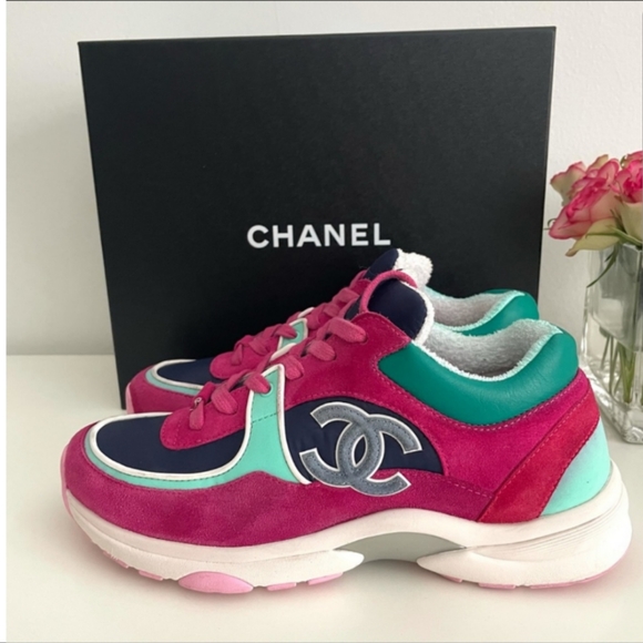 CHANEL Shoes - *PRICE FIRM*Auth Chanel 39.5 Cruise 2020 Sneakers